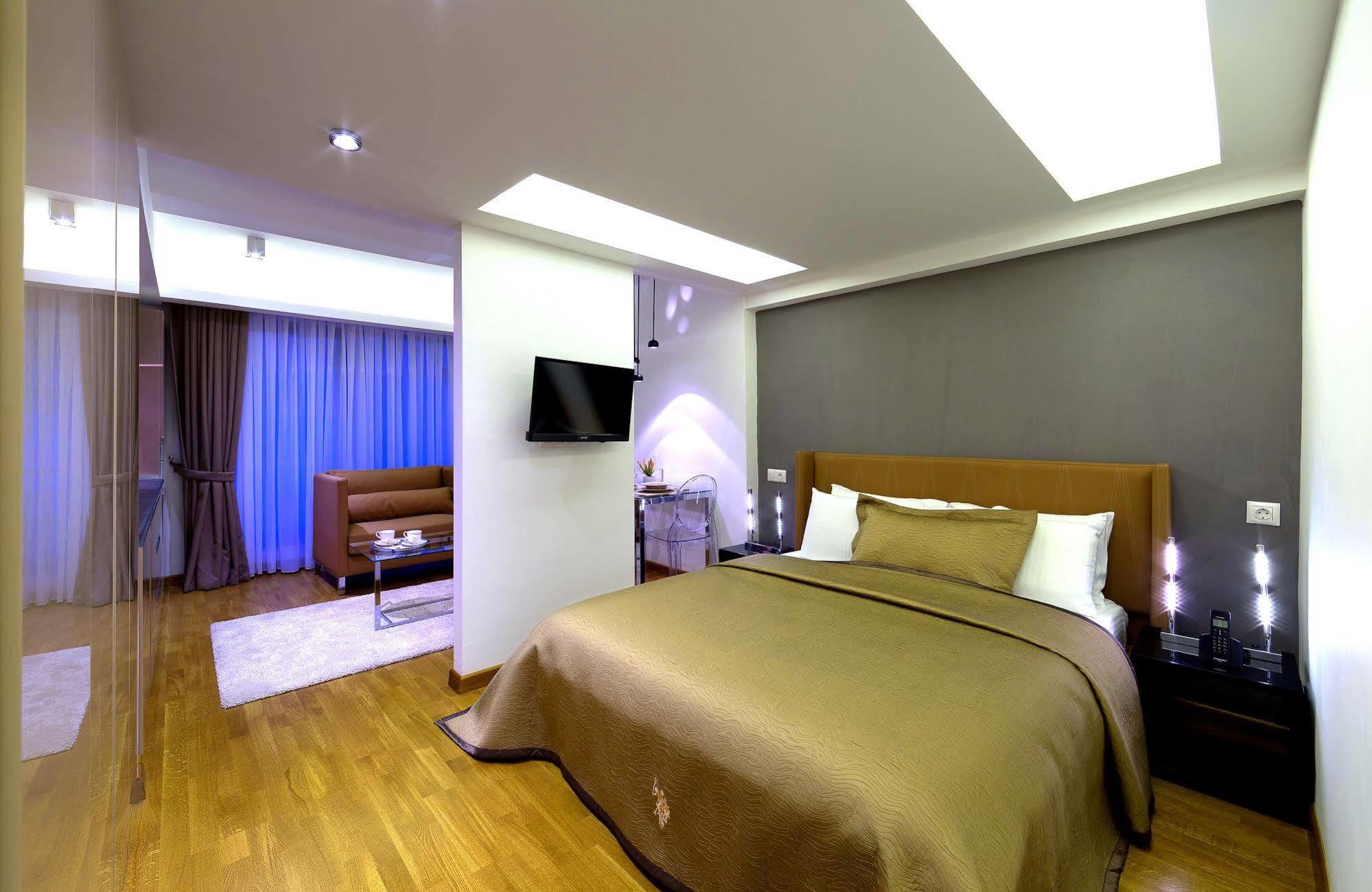 Hotel The Place &