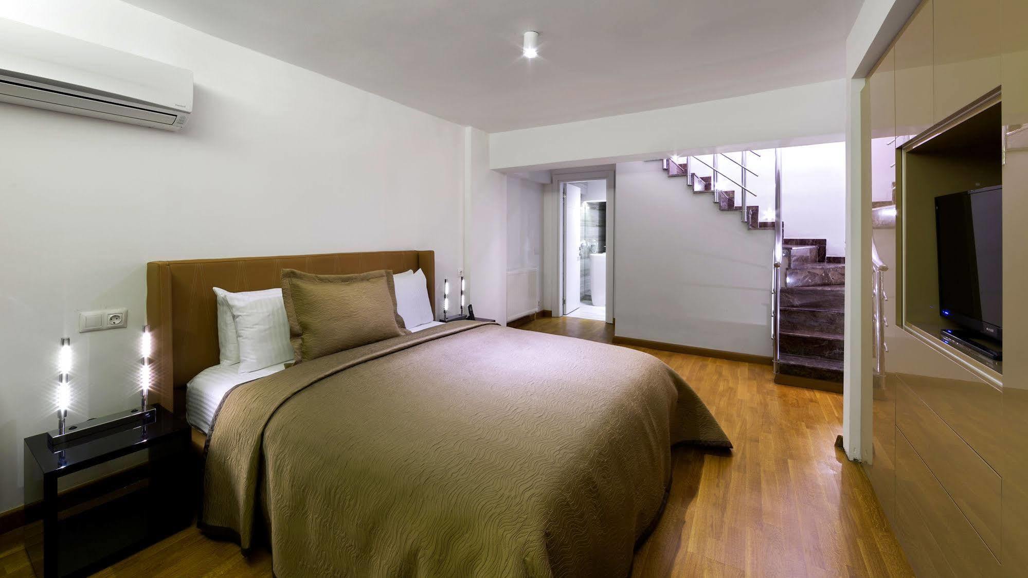 Hotel The Place &